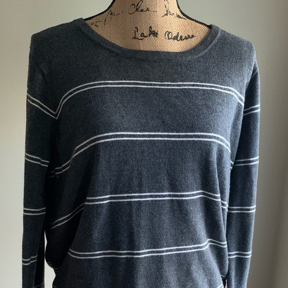 Heartloom Revolve grey white horizontal stripes backless sweater size M - Picture 8 of 12